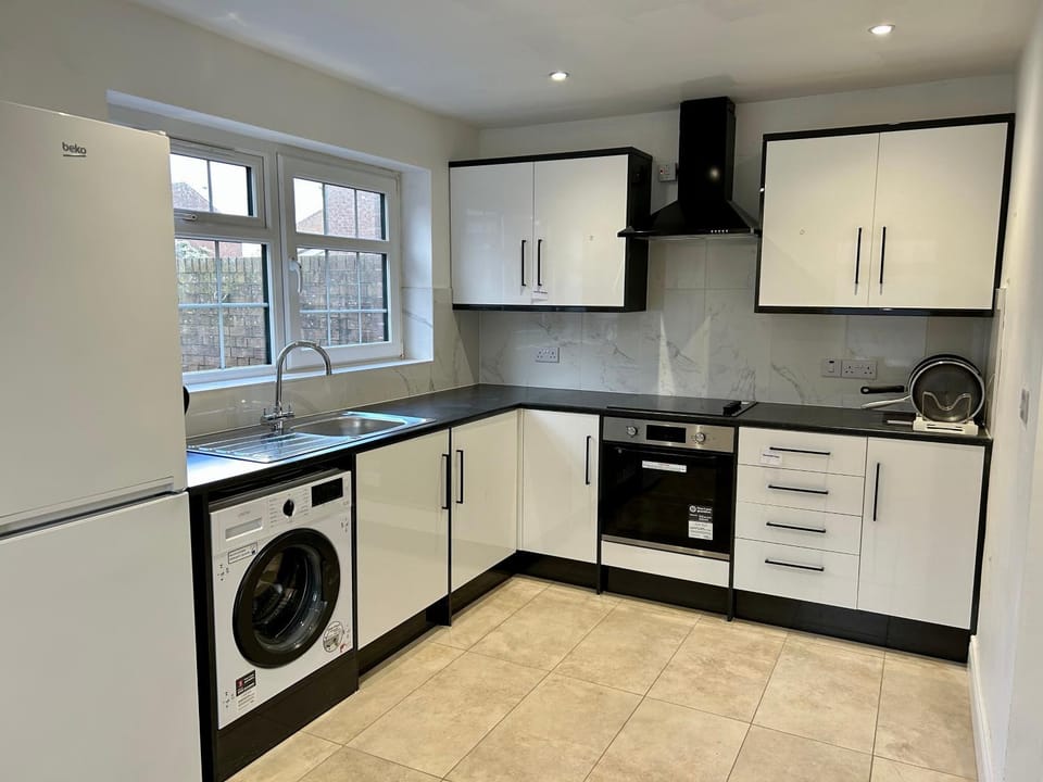 Kitchen or kitchenette, oven, washing machine