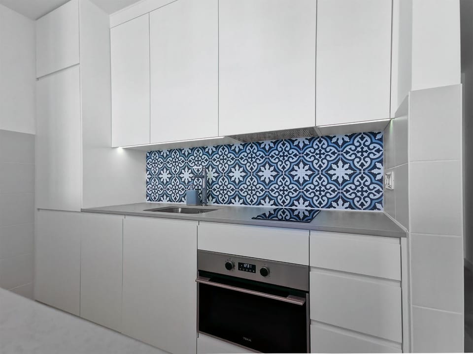 Kitchen or kitchenette, dishwasher, stove