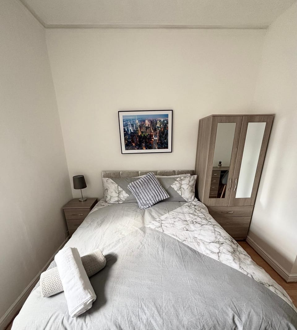 Bed, TV and multimedia, Bedroom, towels