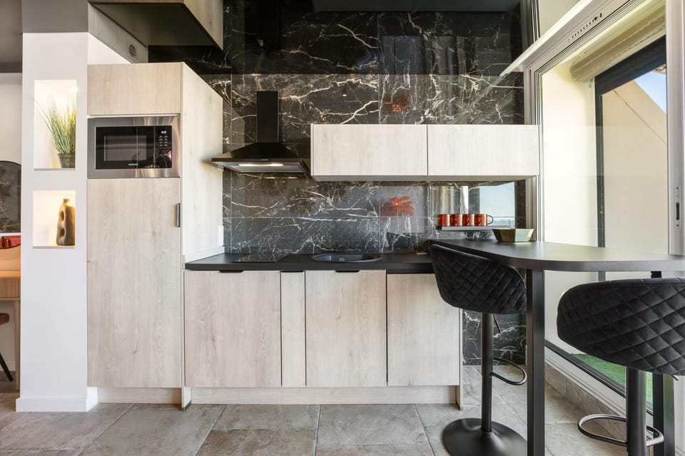 Kitchen or kitchenette, Dining area, minibar, oven, pet friendly, stove