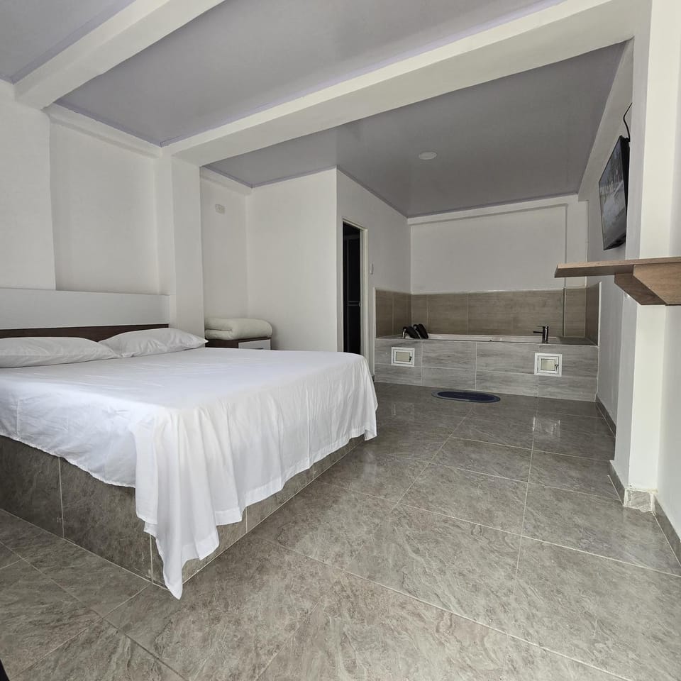 Bed, Bathroom, TV and multimedia, Photo of the whole room, Bedroom, Bath, towels