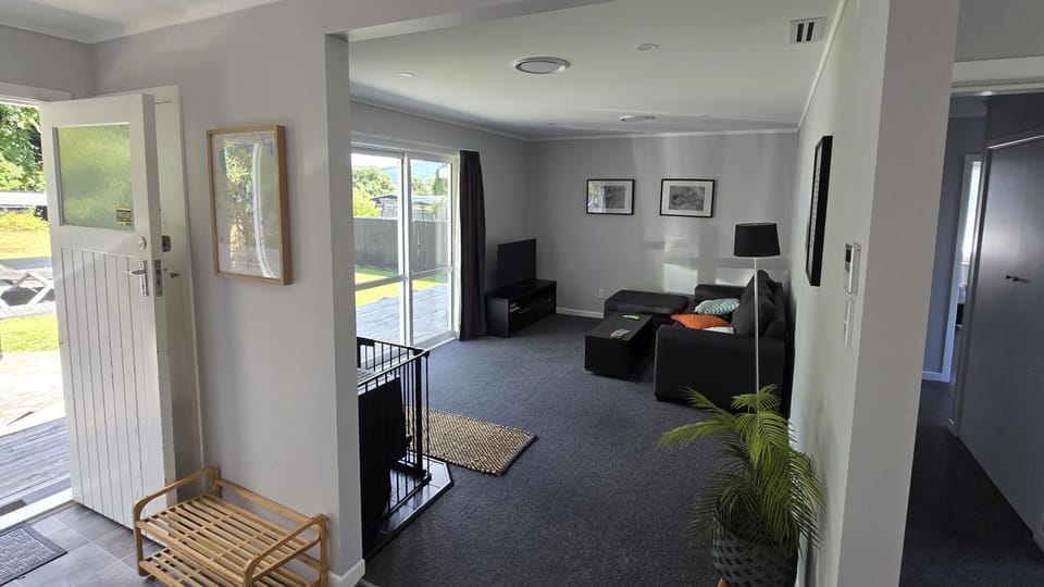 Communal lounge/ TV room, TV and multimedia, Living room, Photo of the whole room, Seating area