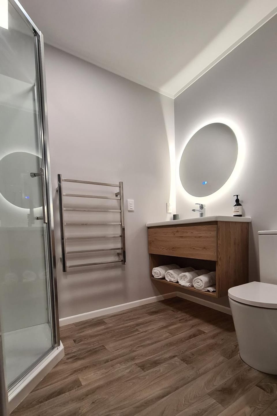 Shower, Toilet, Bathroom, towels