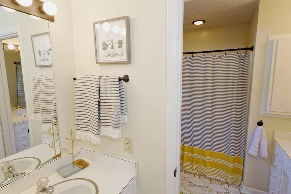 LAKE-FRONT! Hot tub, walk 2 town, chrgr sleeps 17 House in Black Mountain