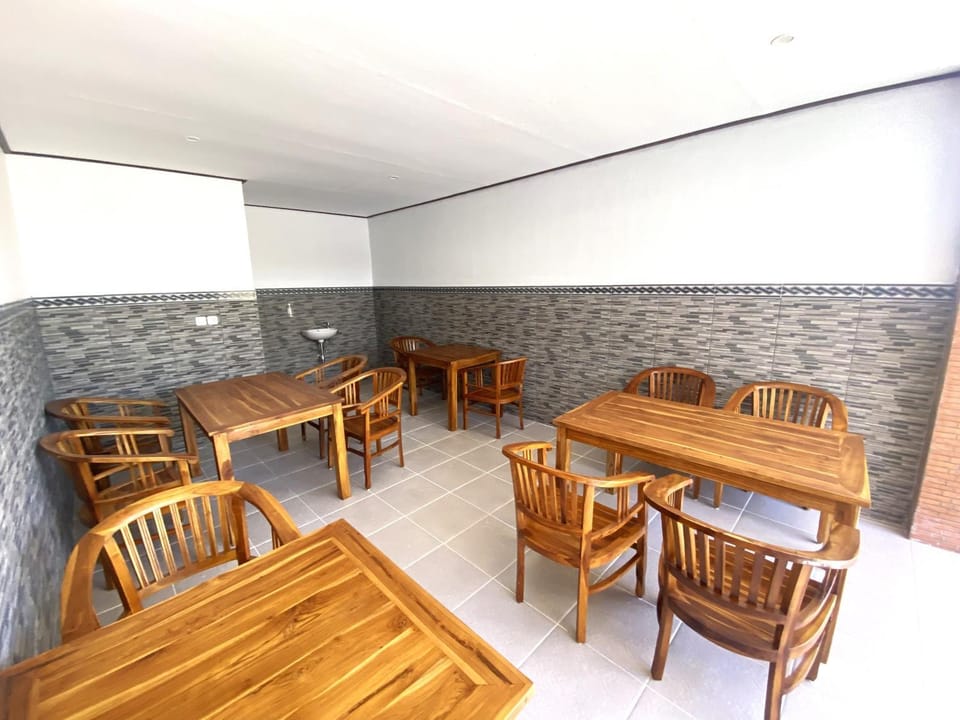 Restaurant/places to eat, Seating area, Dining area