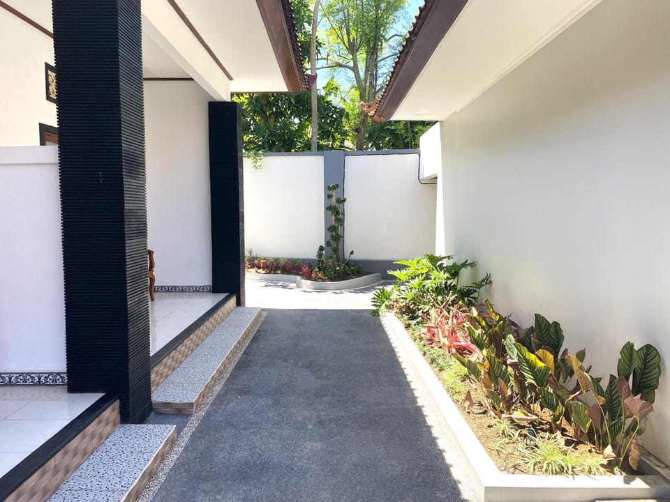 Property building, Day, Garden, Garden view