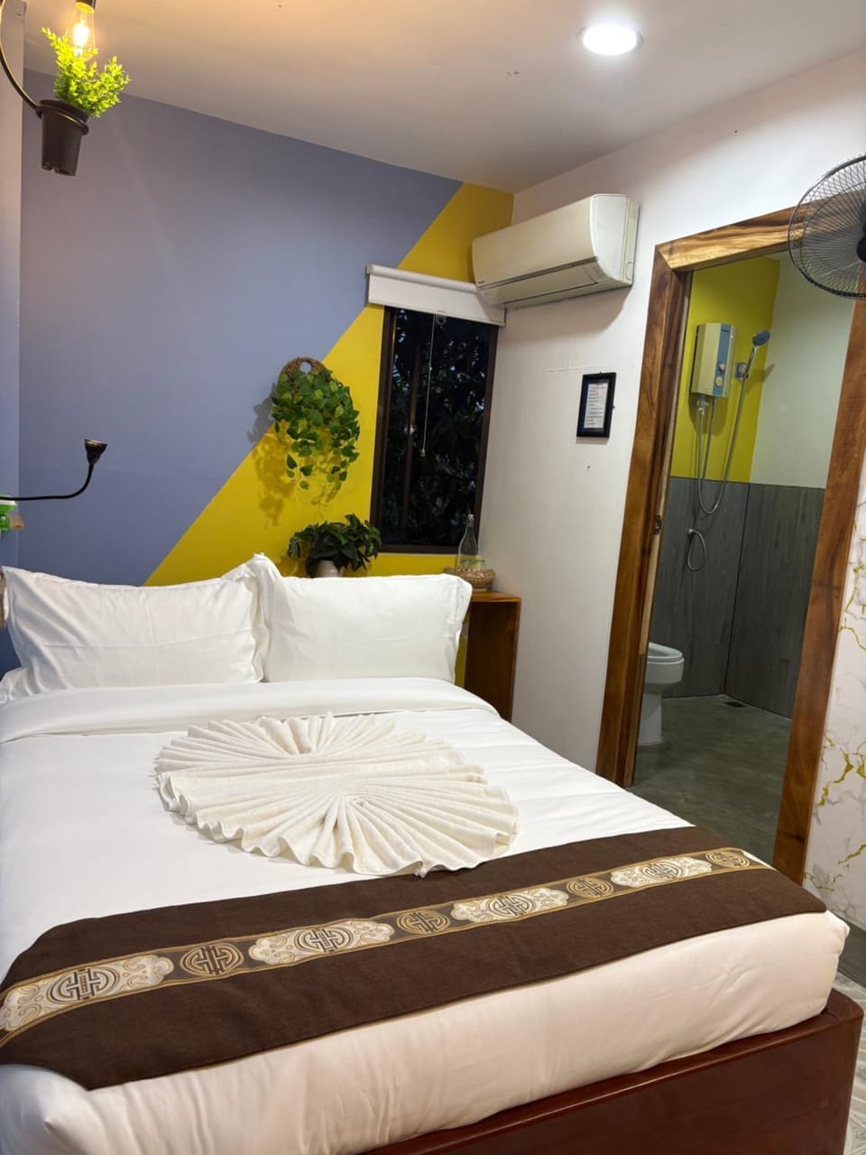 Bed, Photo of the whole room, Bedroom, towels, air conditioner