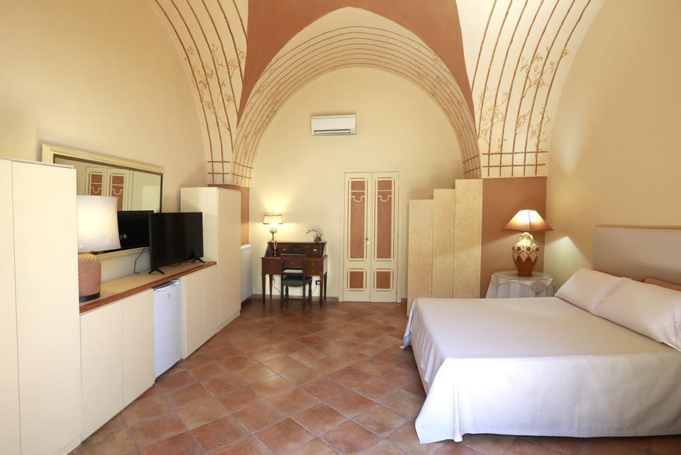 Photo of the whole room, Bedroom, minibar, air conditioner