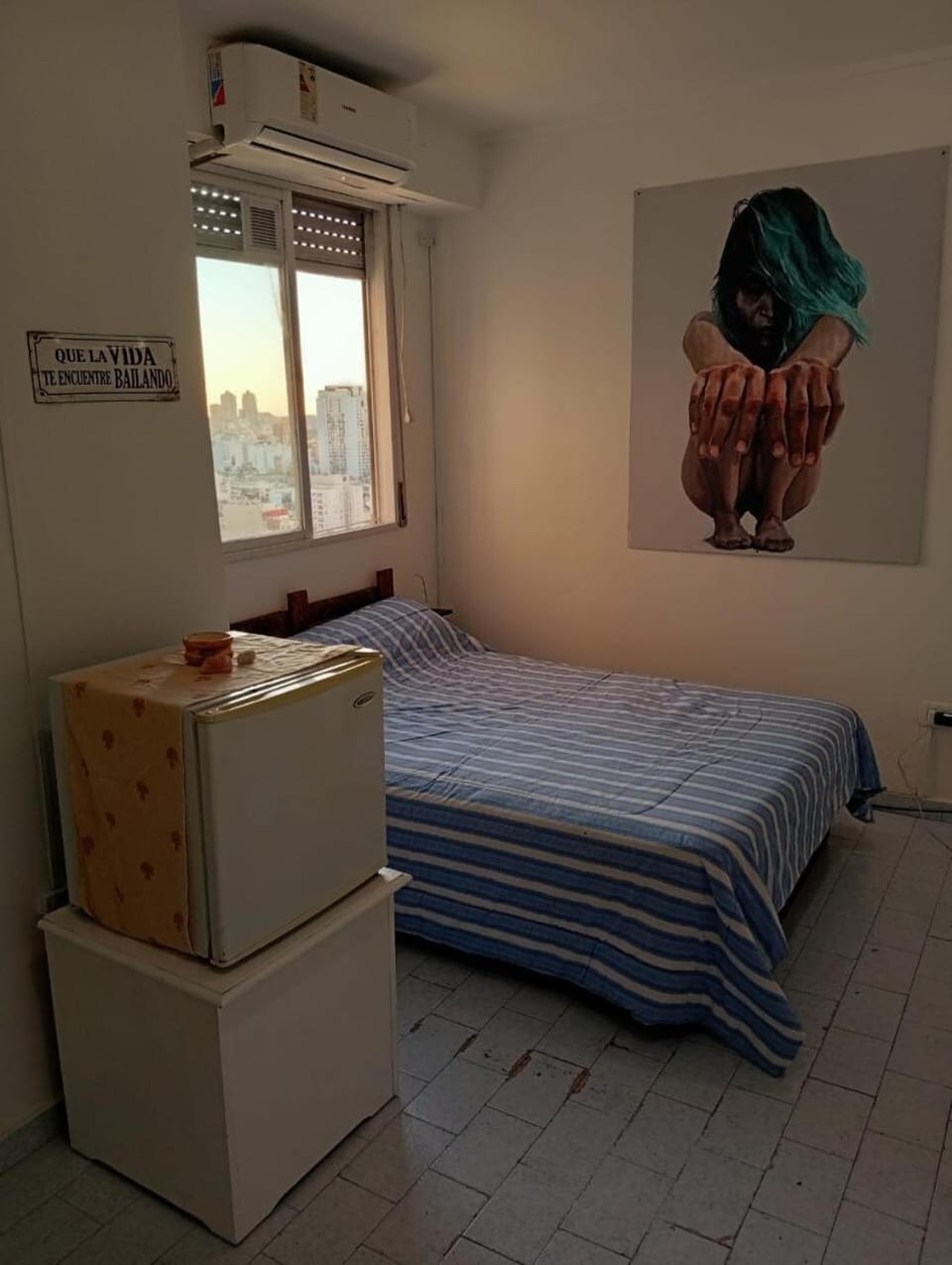 Photo of the whole room, Bedroom