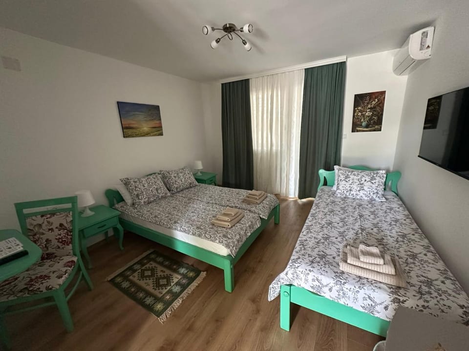 Bed, TV and multimedia, Photo of the whole room, towels