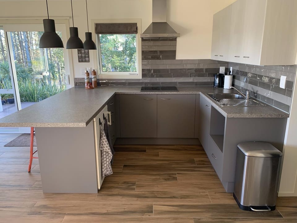 Coffee/tea facilities, Balcony/Terrace, microwave, oven, stove, toaster, towels, kitchen, air conditioner