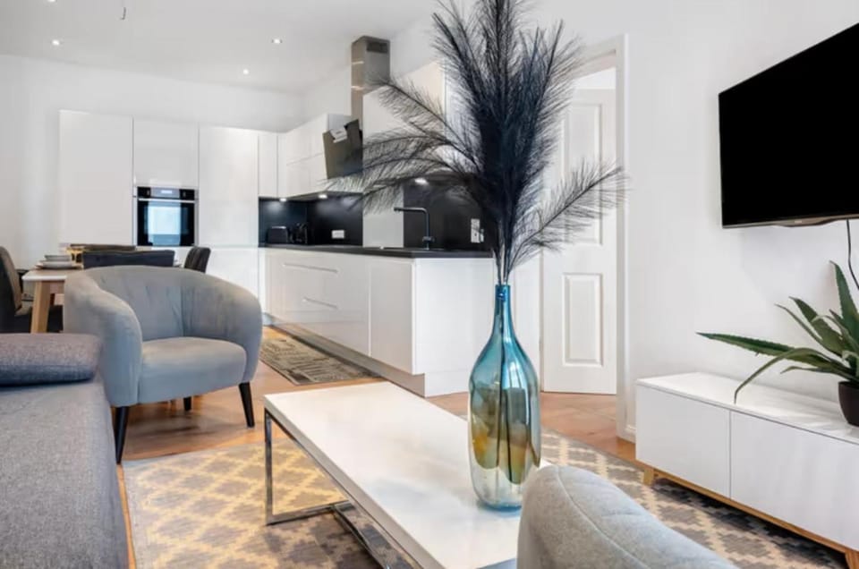 TV and multimedia, Kitchen or kitchenette, Living room, Seating area, Dining area