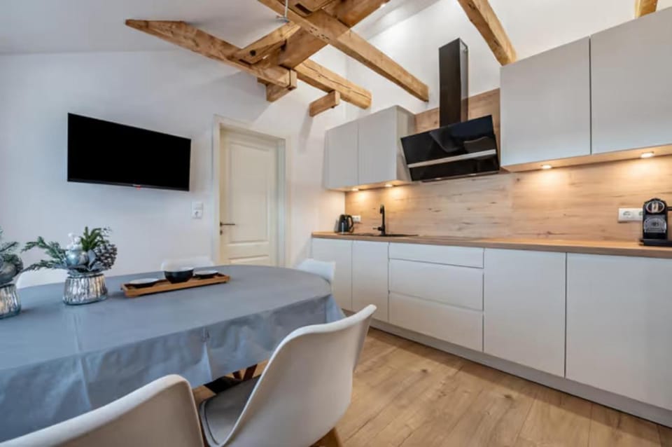 Kitchen or kitchenette, Dining area