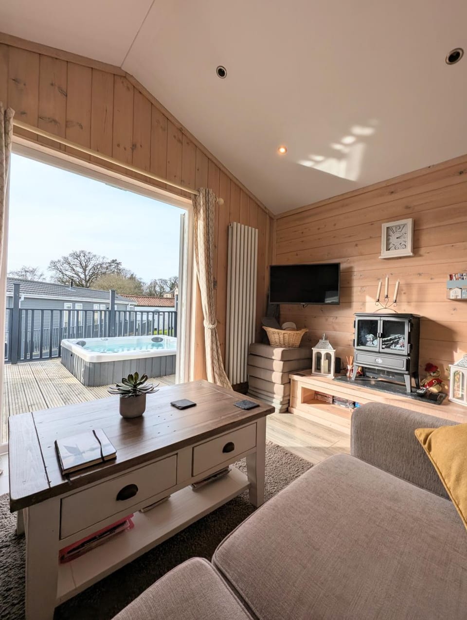 1 or 2 bedroom Hot tub Lodges House in North Walsham