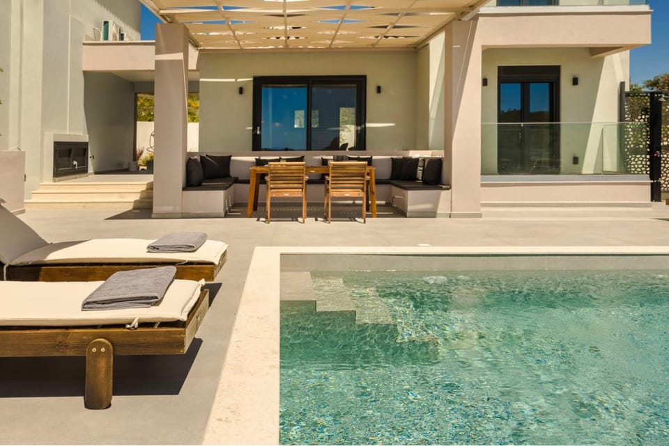 Balcony/Terrace, Seating area, Swimming pool, sunbed