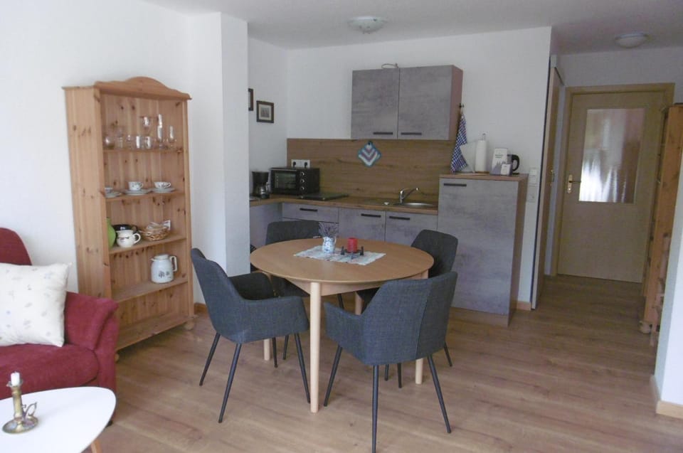 Coffee/tea facilities, Kitchen or kitchenette, Living room, Seating area, Dining area, stove