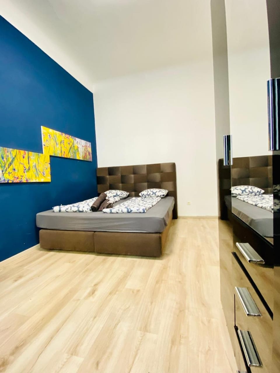 Bed, Seating area, Bedroom