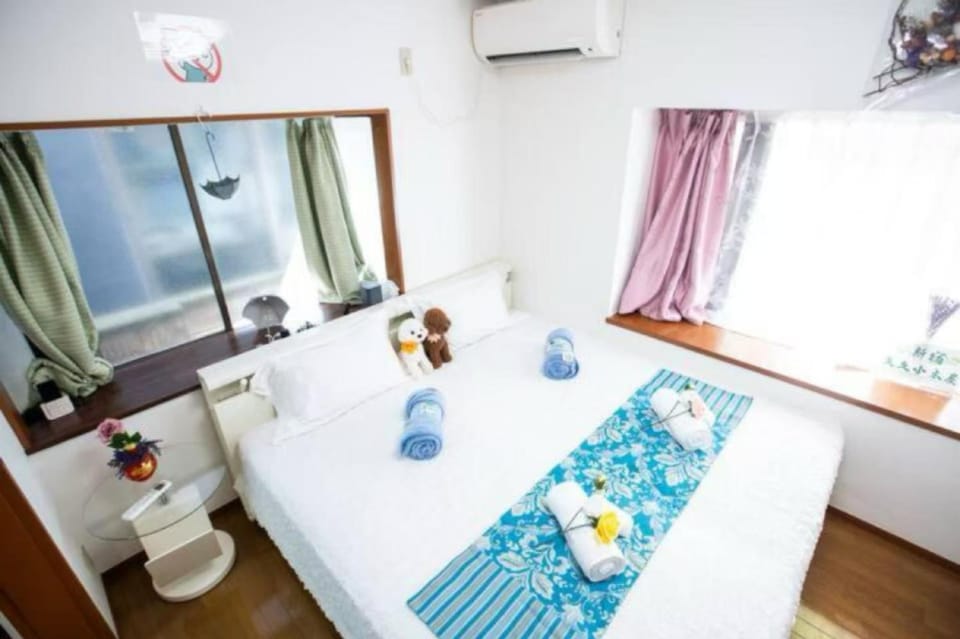 Bed, Bedroom, towels
