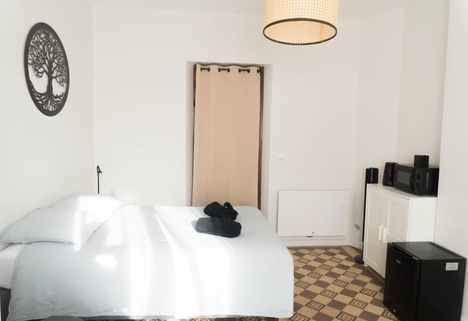 Bed, TV and multimedia, Bedroom, towels