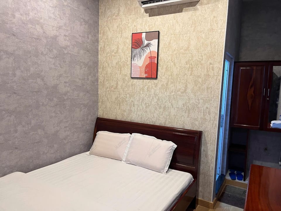 Bed, Photo of the whole room, Bedroom, air conditioner