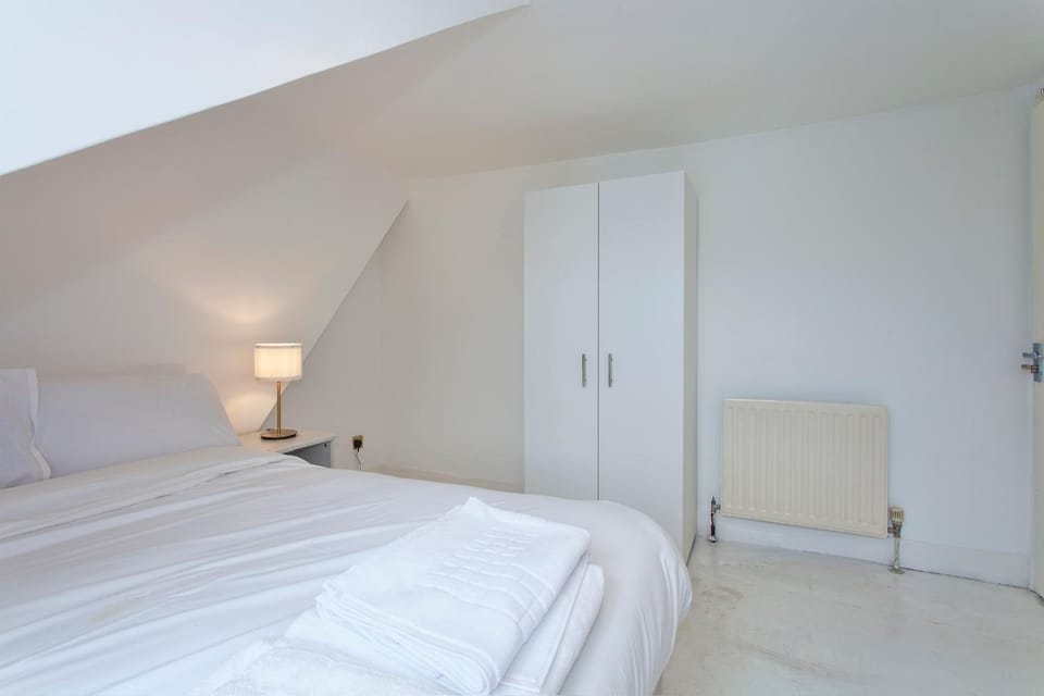 Queens park Maida Vale 3 bed modern Family Appartment with balcony! Apartment in City of Westminster