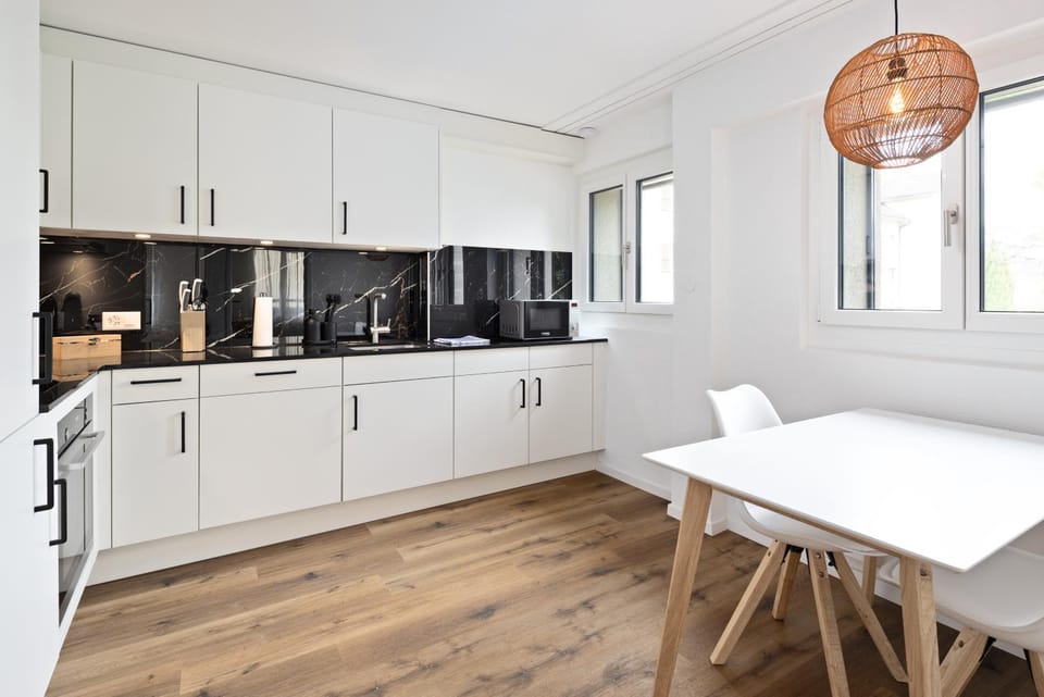 Coffee/tea facilities, Kitchen or kitchenette, Dining area, dishwasher, microwave, stove