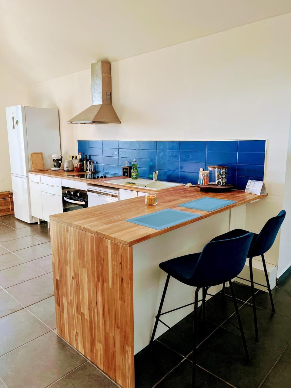 Kitchen or kitchenette, Dining area, dishwasher, oven, stove