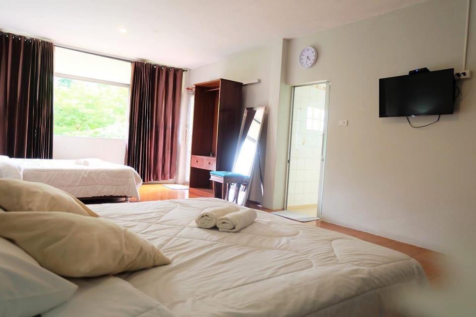 Bed, TV and multimedia, Photo of the whole room, Bedroom