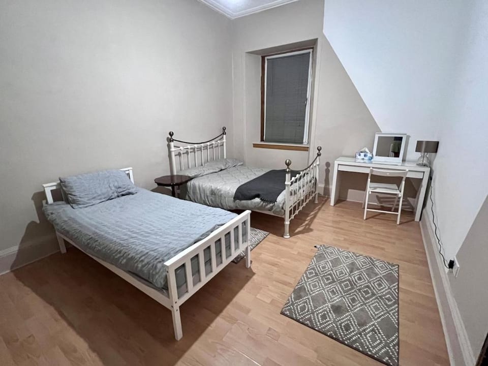 Cheerful 5 Bedroom House Close to Central West End and Parking House in Glasgow