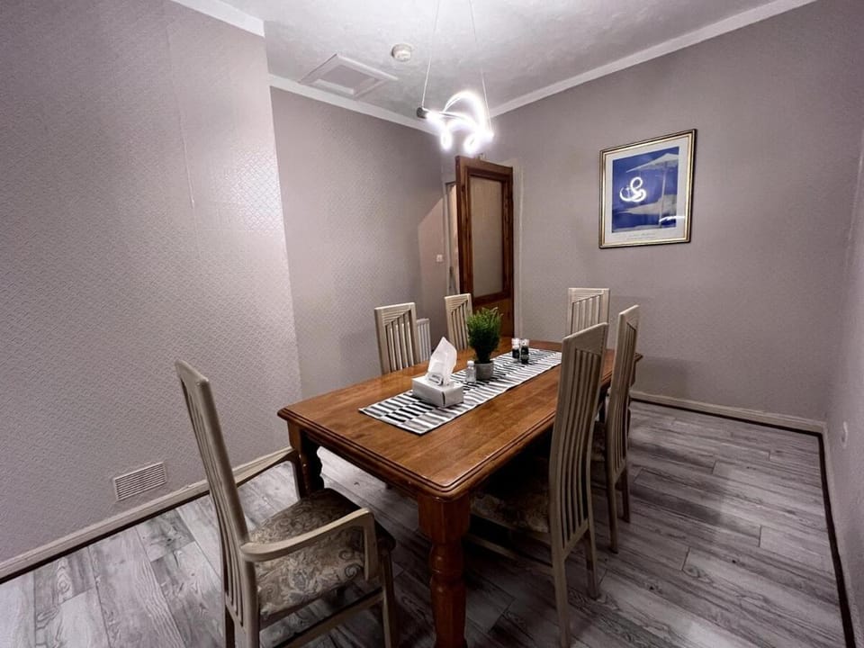 Cheerful 5 Bedroom House Close to Central West End and Parking House in Glasgow