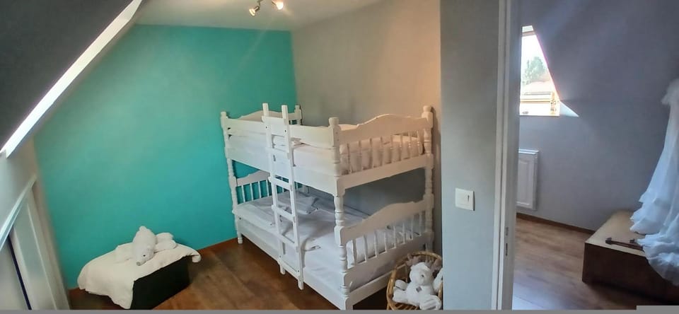Bedroom, bunk bed