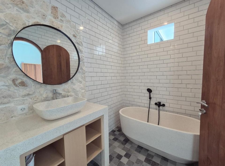 Shower, Toilet