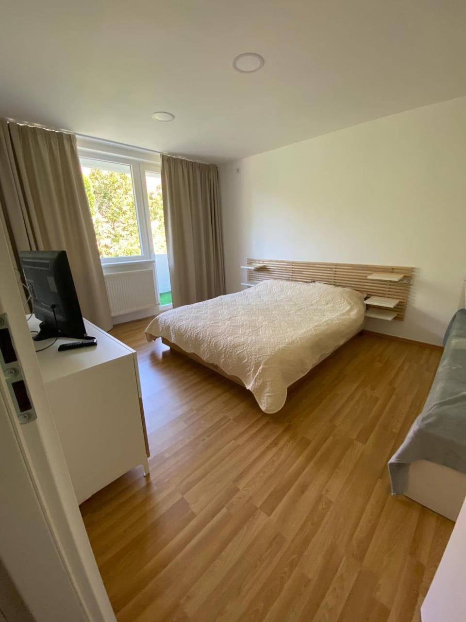 Bed, TV and multimedia, Photo of the whole room
