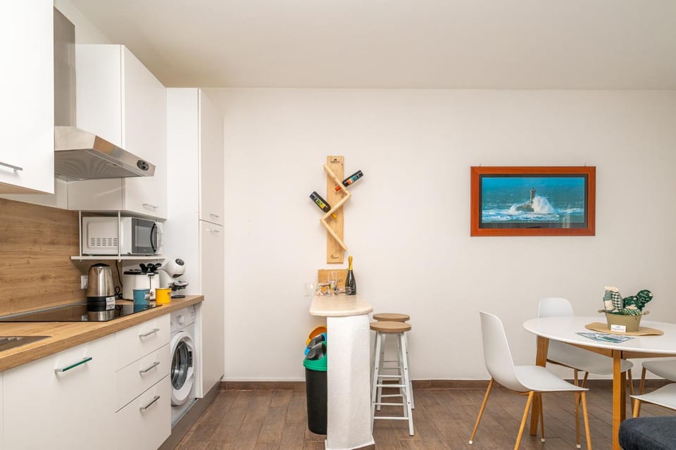 Coffee/tea facilities, Kitchen or kitchenette, Dining area, stove, toaster