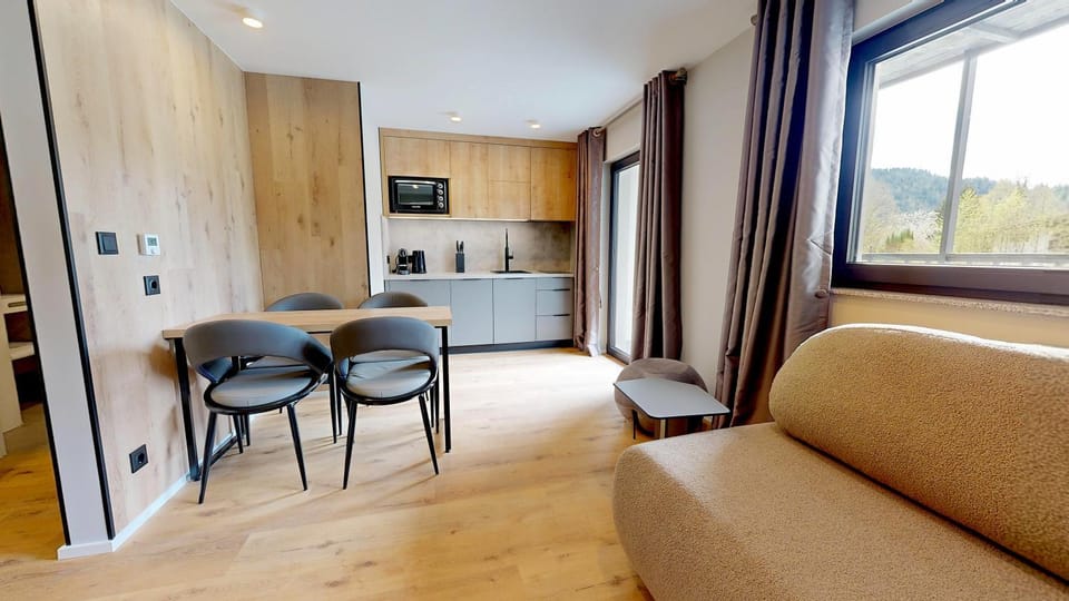 Kitchen or kitchenette, Dining area