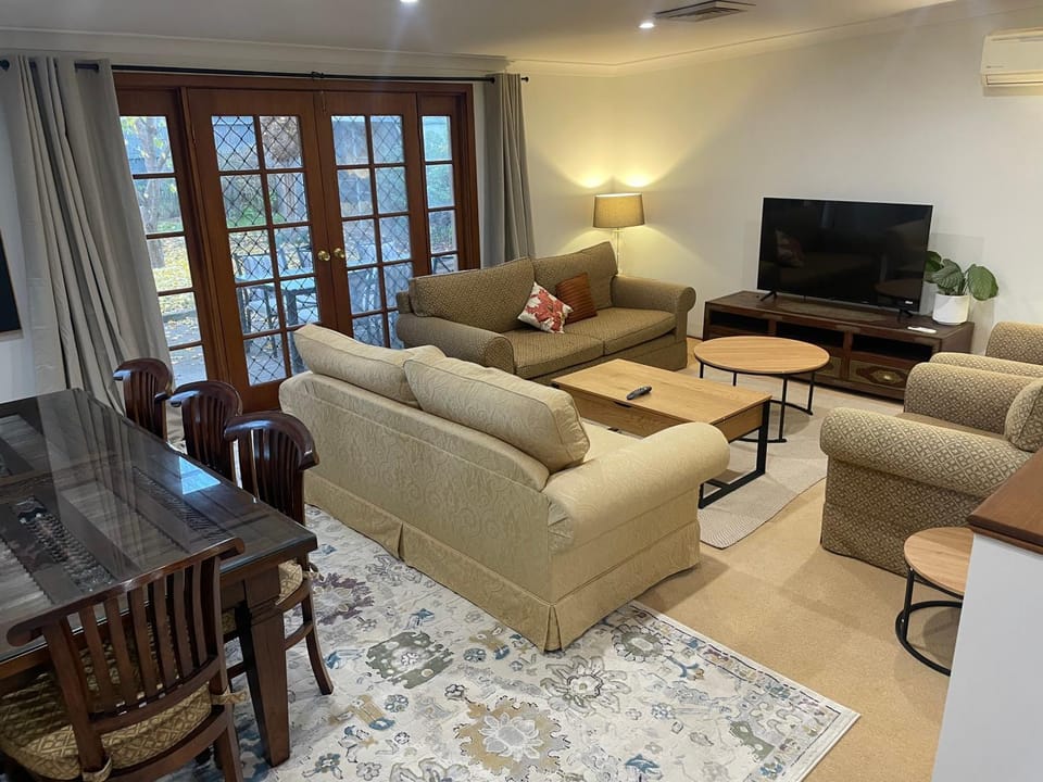 Luxury Lake Front Living House in Wagga Wagga