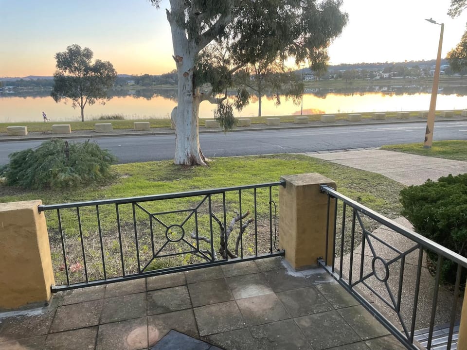 Luxury Lake Front Living House in Wagga Wagga