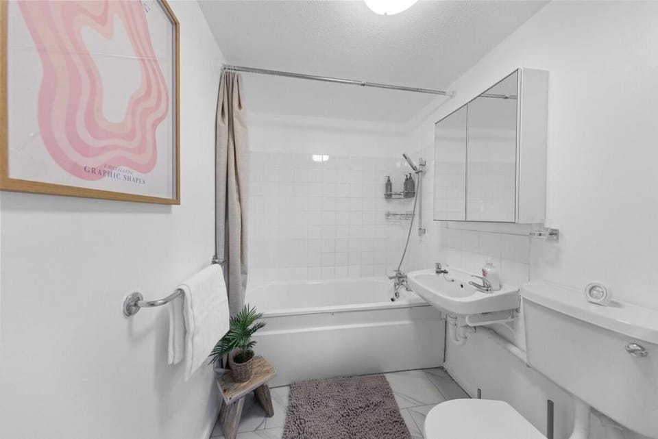 Stylish Nunhead Flat with Private Balcony Apartment in London Borough of Southwark