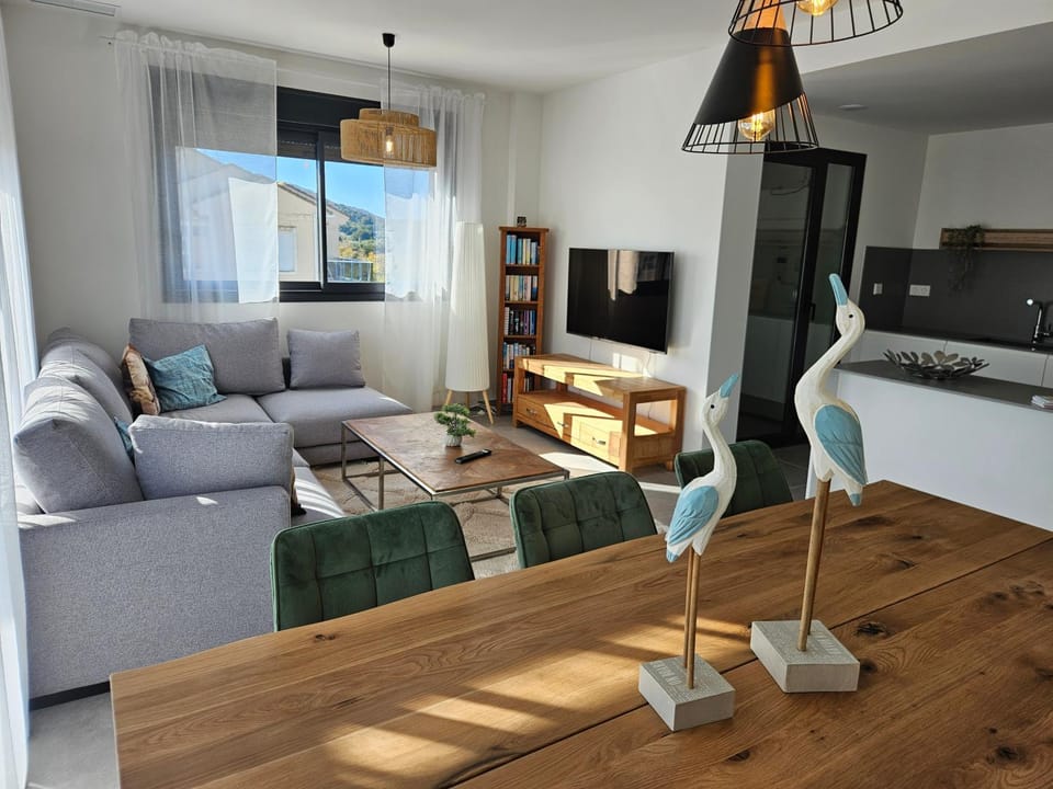TV and multimedia, Living room, Seating area, Dining area