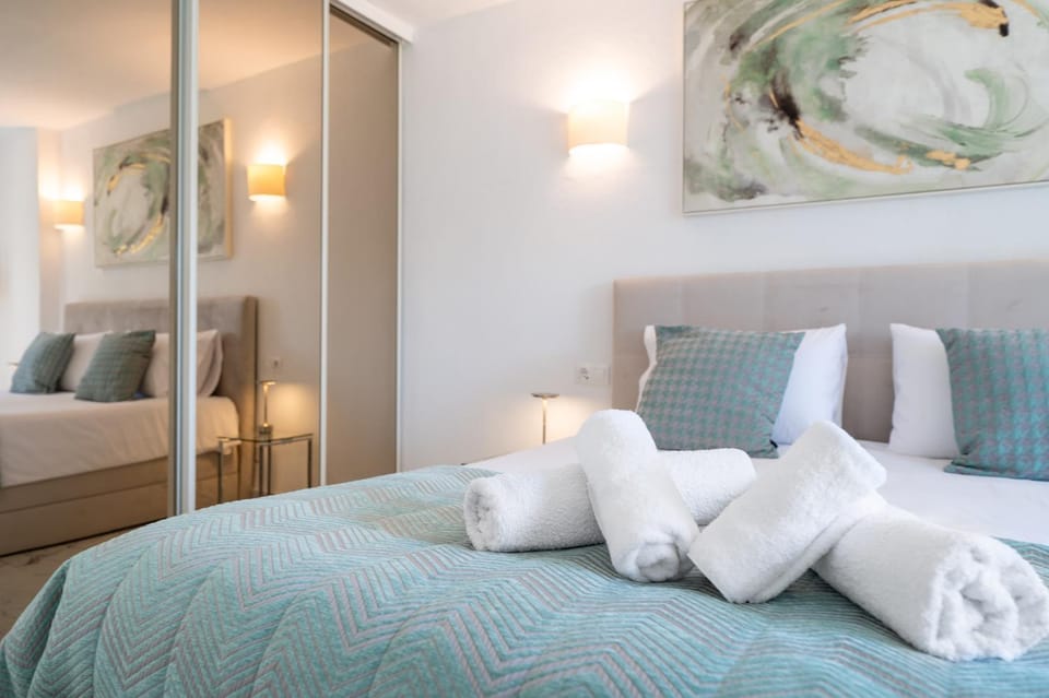 Bed, Photo of the whole room, Bedroom, towels