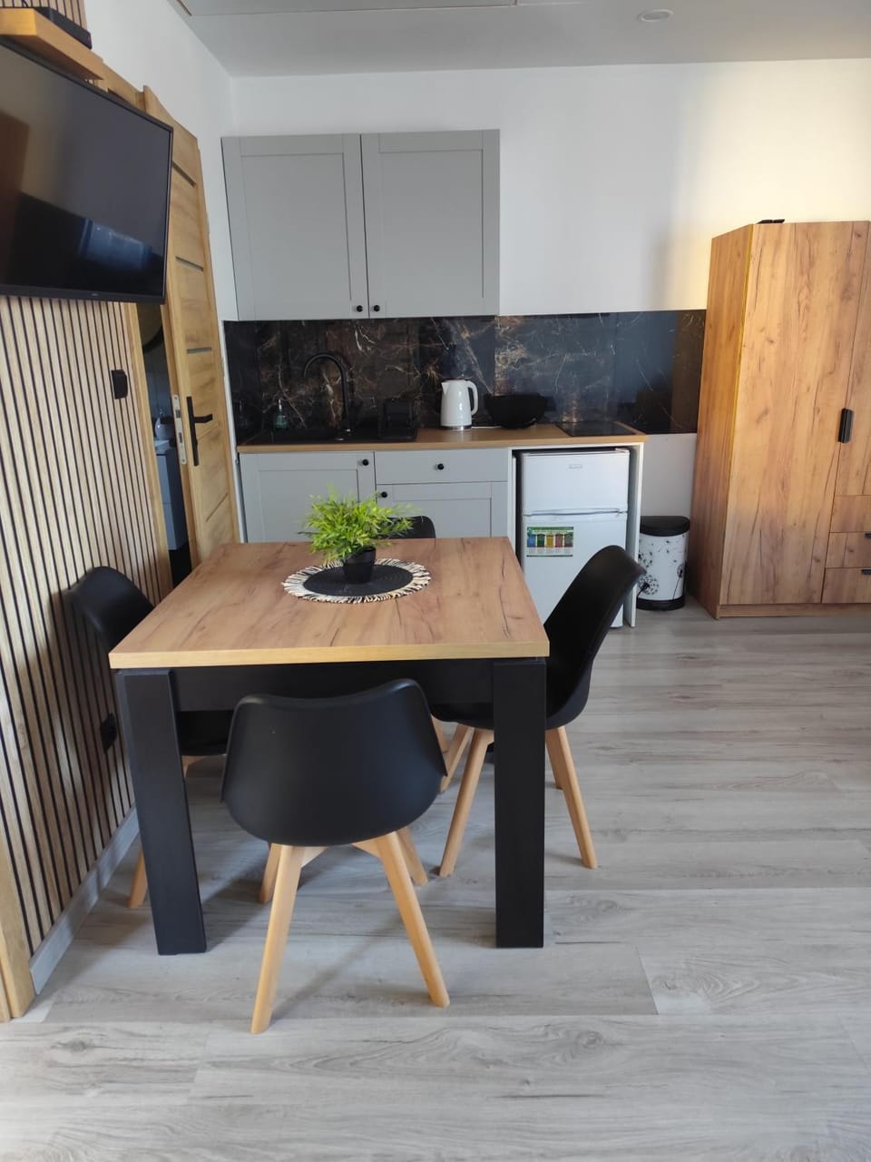 Kitchen or kitchenette, Dining area