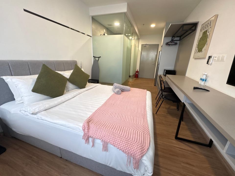 Bed, TV and multimedia, Kitchen or kitchenette, Photo of the whole room, towels, air conditioner