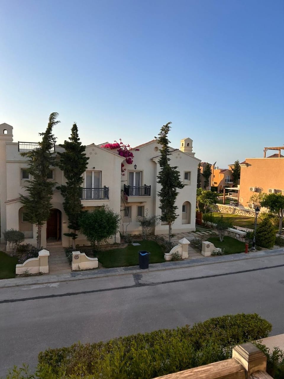 Property building, Day, Neighbourhood, Street view, Parking