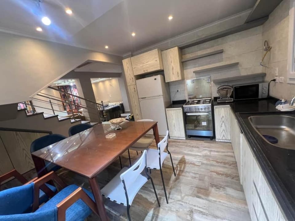 Kitchen or kitchenette, Dining area, oven, stove