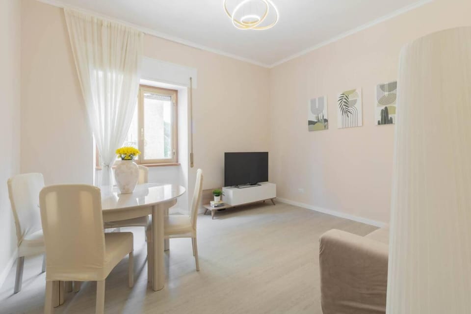 Day, Night, TV and multimedia, Living room, Seating area, Lunch
