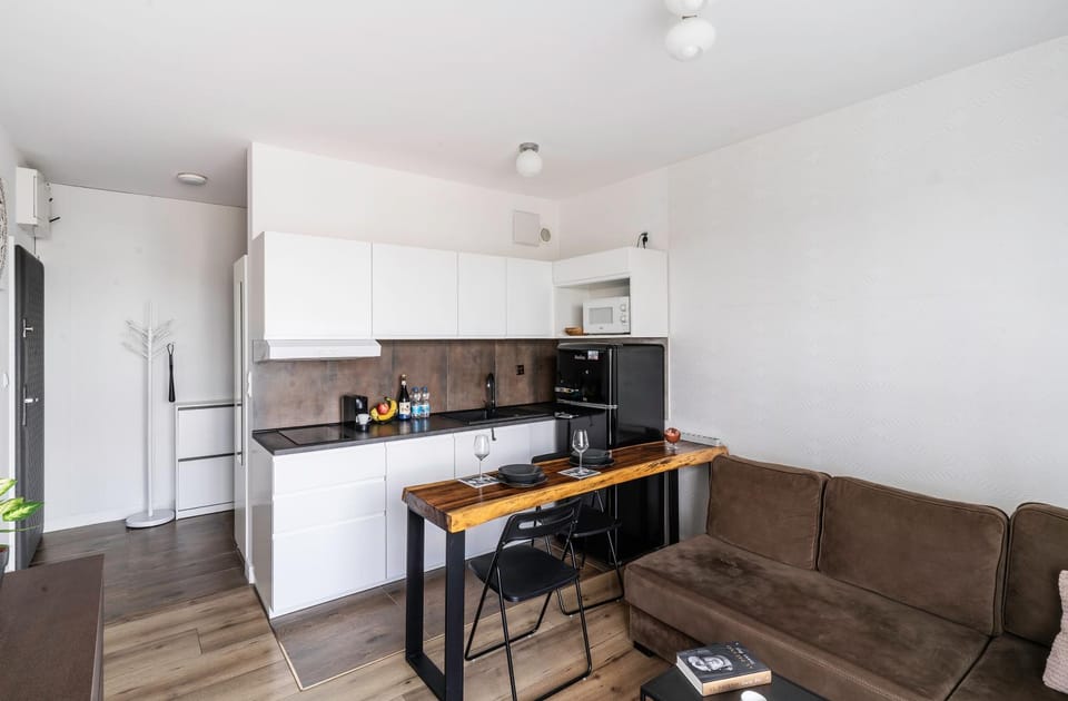 Kitchen or kitchenette, dishwasher, stove