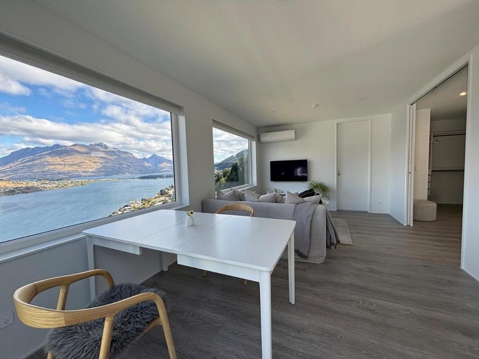 Day, Natural landscape, TV and multimedia, Living room, Seating area, Dining area, Evening entertainment, Lake view, Mountain view, River view