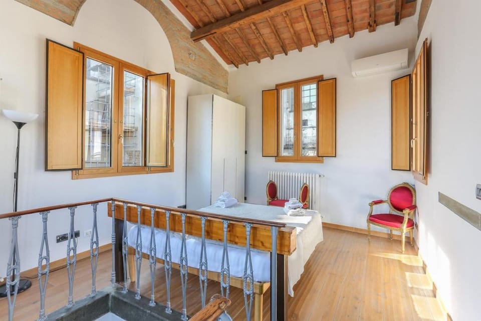 The Tower Suite next to Uffizi Gallery Apartment in Florence
