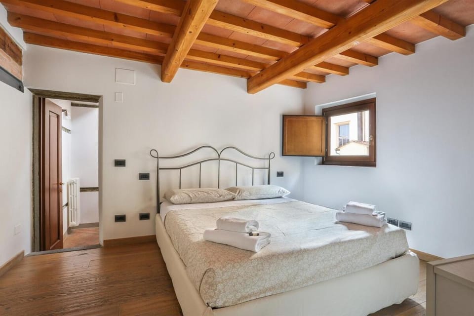 The Tower Suite next to Uffizi Gallery Apartment in Florence