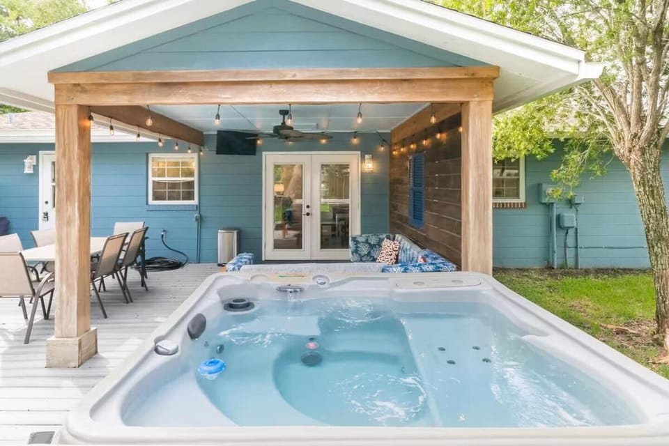 Hot Tub 5 min to beach King Bed House in Saint Augustine